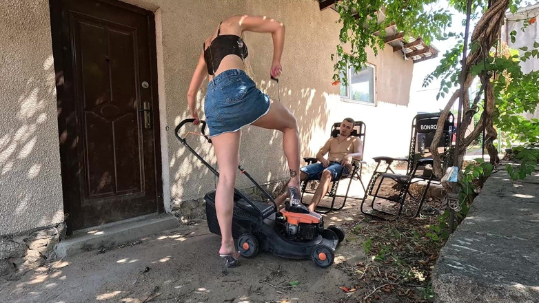 HotPrincessUA: Clear Sandals, Cranking Mower &amp; Cum on My Shoe Outdoor Fetish...