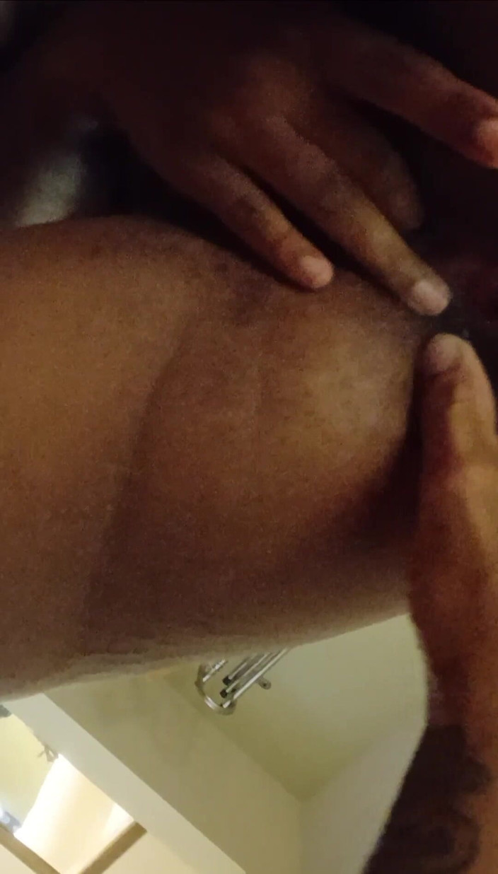 Masonluvsanal: Zenci kız kocası tarafından parmaklanıyor ve her yere işemekten başka çaresi...