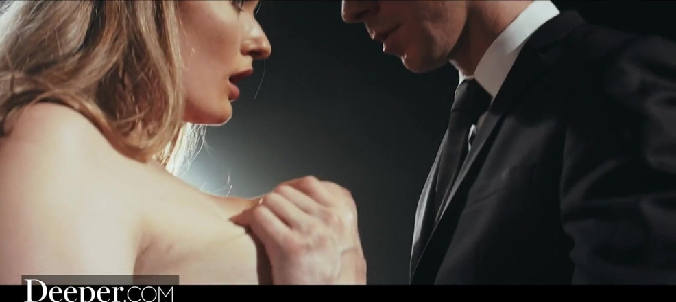 Deeper: Profunde. Mia Melano își demonstrează talentele pe scenă
