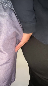 Mädchen Mit Dicken Hintern Tastet Den Penis Eines Fremden