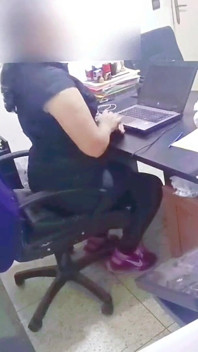 Mi jefe me folló en su oficina hasta que mis piernas comenzaron a temblar