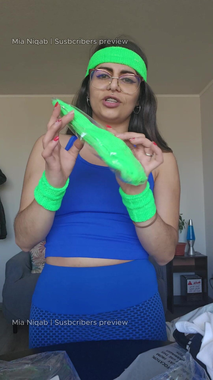 MiaNIqab: 흑인 대물 자지와 섹스하는 핫한 금발 밀프