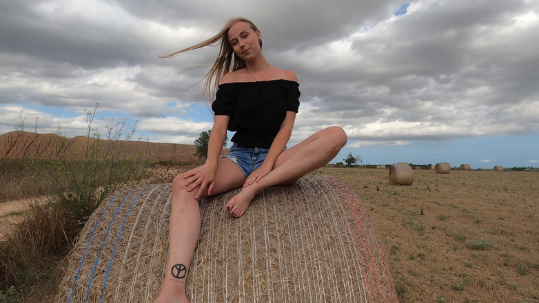 Porno Cloud: A loira se toca no campo de palha