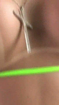 Brünette masturbiert