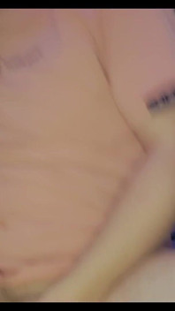Twink trekt aan zijn pik en komt klaar