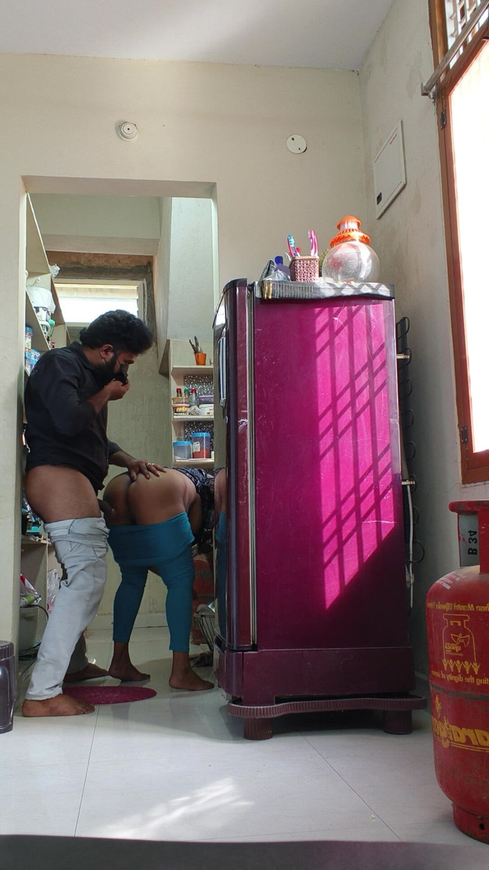 Sajjas: Desi-mädchen in Kichen