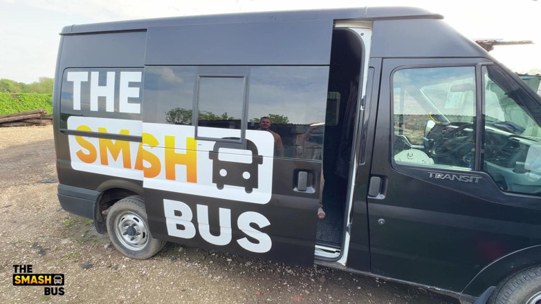 Smash bus: Soczysta Jazda Emily Blake Z Jackiem Hamerem