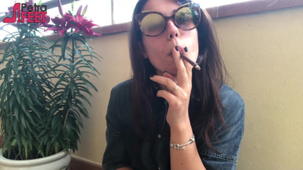 Smokin Fetish: Dia lebih suka merokok di luar
