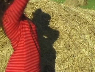 Flash Model Amateurs: Sexy brunette met grote borsten in een erotische scène buitenshuis