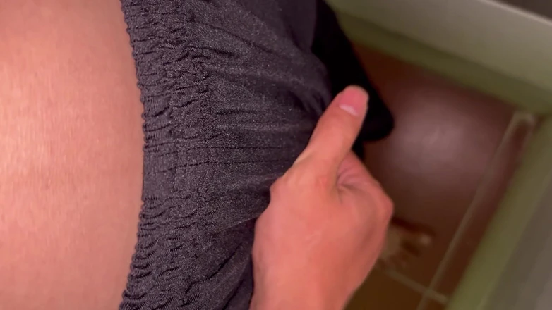 Quan Vietnam 18: Jonge Aziatische pik aftrekken en klaarkomen in openbaar toilet