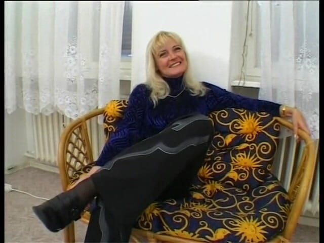 Horny Two really wet MILFs: Rijpe blonde hoer met kleine tieten krijgt sperma op tieten...
