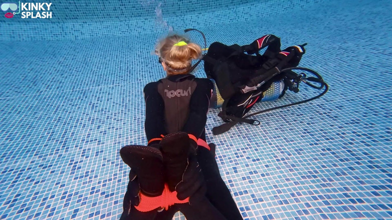 UKCuteGirl Lucy Lauren: Atada y sin aliento: provocación de buceo bajo el agua