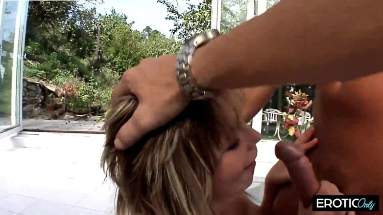 Mydirtyxxx: La bionda prende un cazzo con sborrata mentre la rossa...