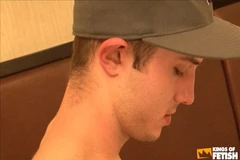 Un twink avec un chapeau baise un mec tatoué au cul rasé dans un style sans capote
