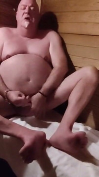Beardaddychub Takes a Sauna
