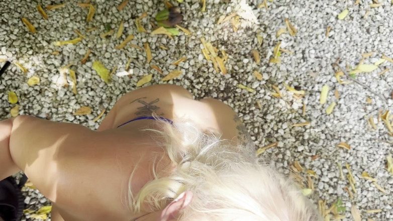 Elana Bunnz: Die vollbusige blonde elana verführt bbc zum off-railing