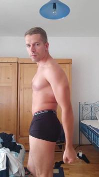 Il ragazzo in forma si spoglia e vuole che tu adora il suo cazzo e il suo corpo