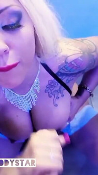 Busty金髪ふしだらな女ふしだらな女Deepthroatと弄にホテルの部屋