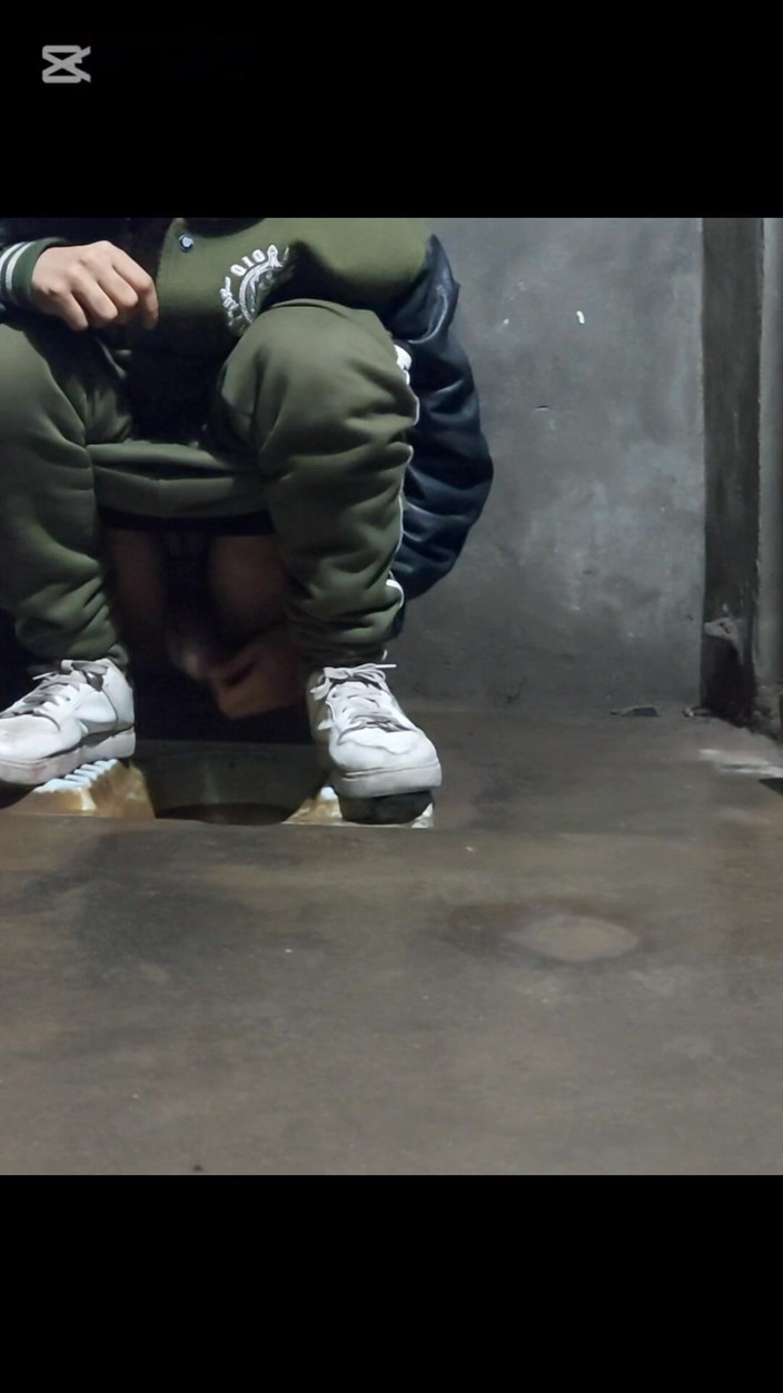 Zaid Valen: Chico paquistaní en el baño se masturba