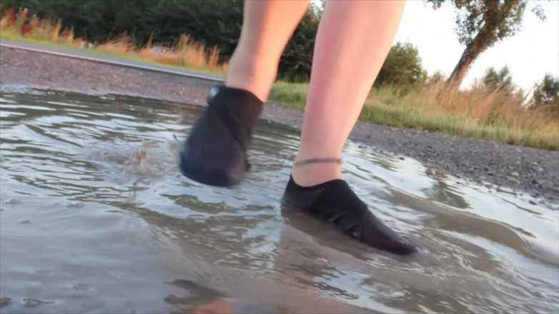 Footfetish: Ciorapi vii și pantofi de plajă în băltoacă