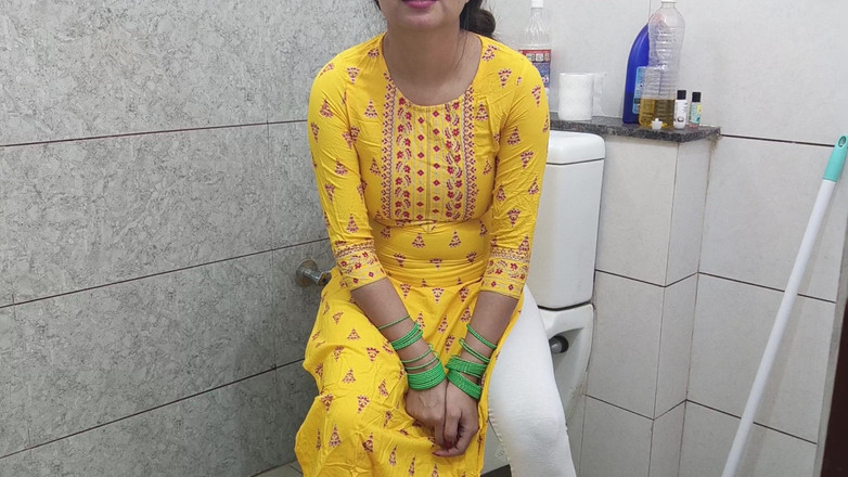 Saarabhabhi6: भारतीय हॉट सौतेली मां ने वॉशरूम में सौतेले बेटे को चोदा हिंदी ऑडियो में
