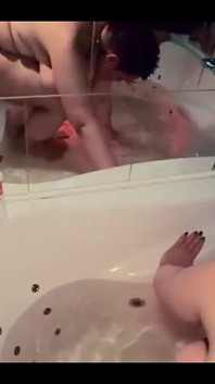 Sesso Bollente Nella Jacuzzi, Pompino Sotto L'acqua, E Scopata