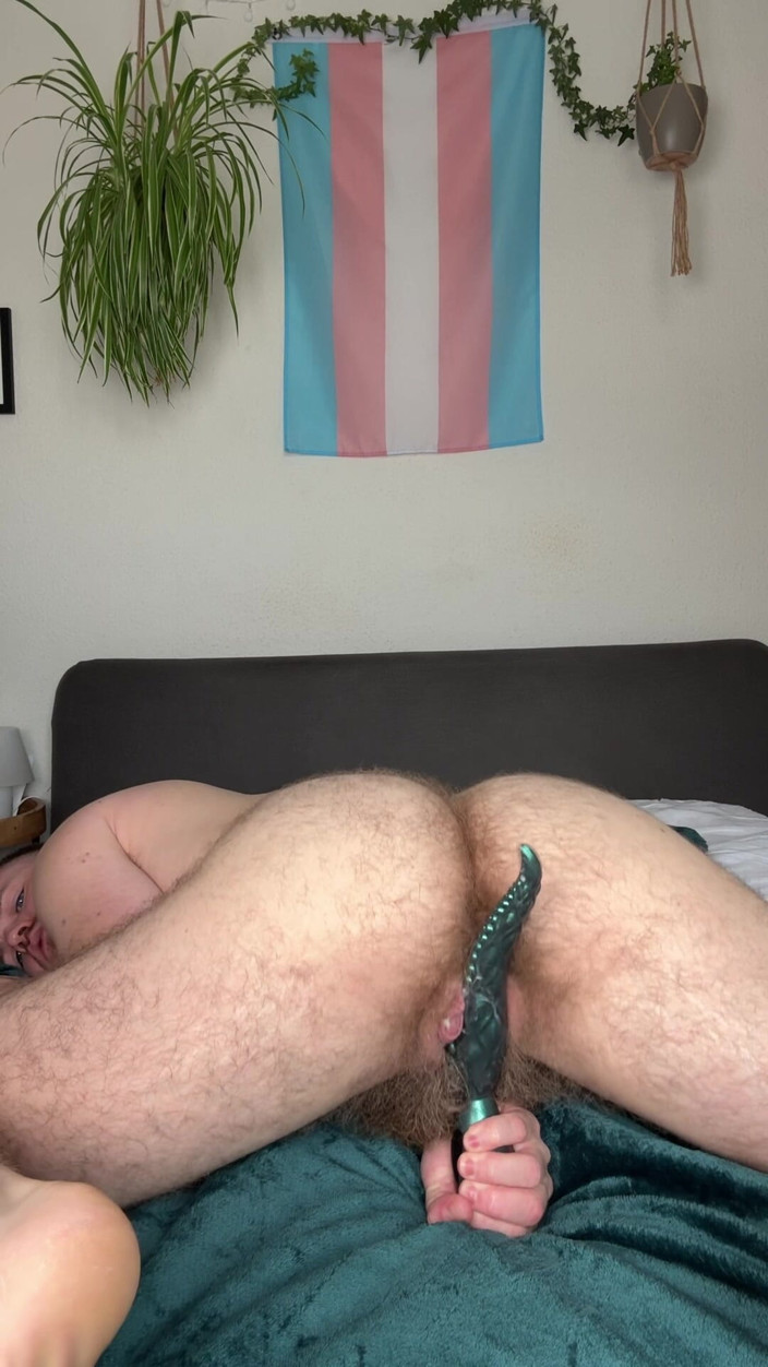 Edftmxxx: Ftm Cumming and Squirting Hard with Alien Vibrator!