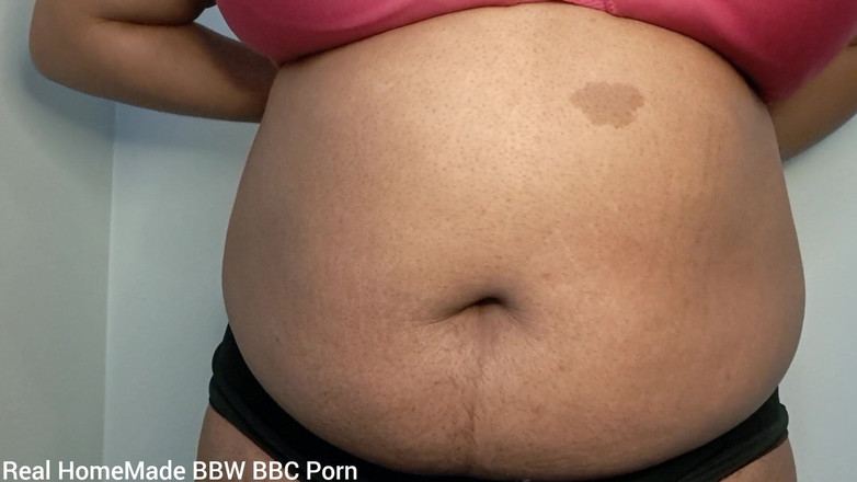 Super sexy ebony cuties: Je serre mes seins en essayant différents soutiens-gorge