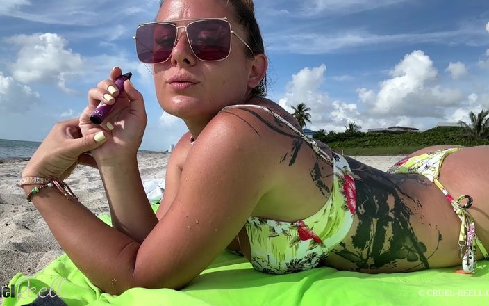Cruel Reell: Reell - diosa fumadora en bikini de Miami Beach