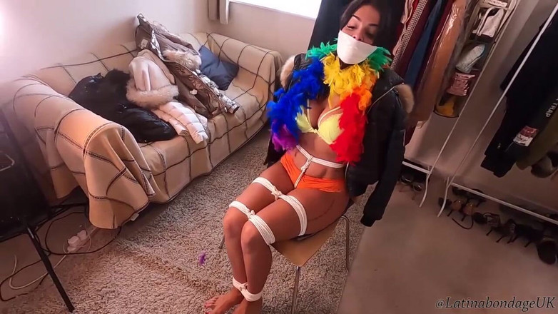 Latina Fetish: Latin kadın sıkı bağlı ve farklı ağzı tıkaçlarla ağzı tıkalı!...