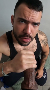 Adorando um grande pau latino sem cortes em primeiro plano