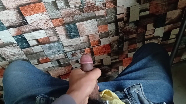 Hornyboy2058: Après avoir vu le cul de ma demi-sœur, j’ai touché...