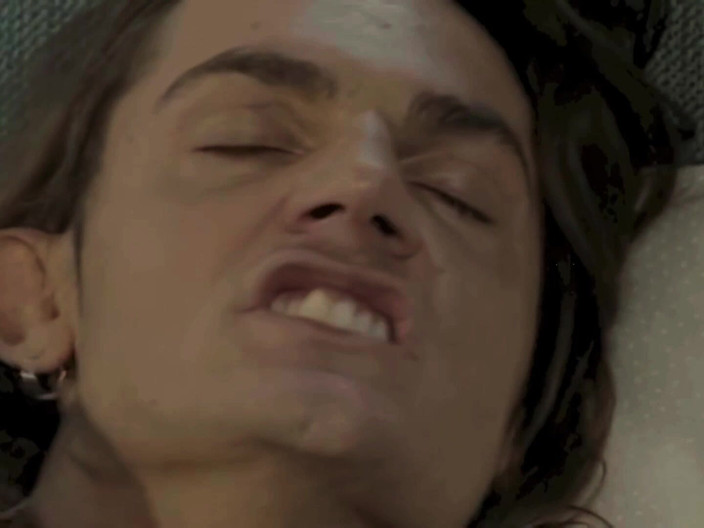 pornitaliangraffiti: 当她用紧致的肛门接受时，她多么享受