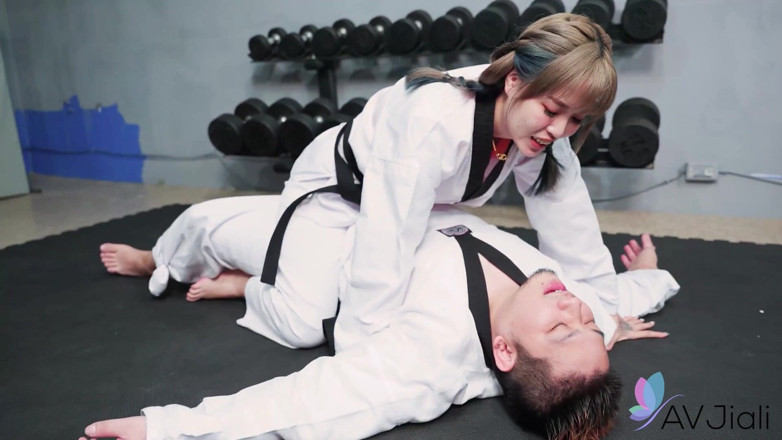AV Jiali: สาวหีโหดเย็ดอาจารย์คาราเต้ใน dojo