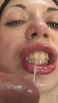Troia milf desiderosa di essere penetrata nel culo dal cazzo duro così come tutto il braccio e il piede