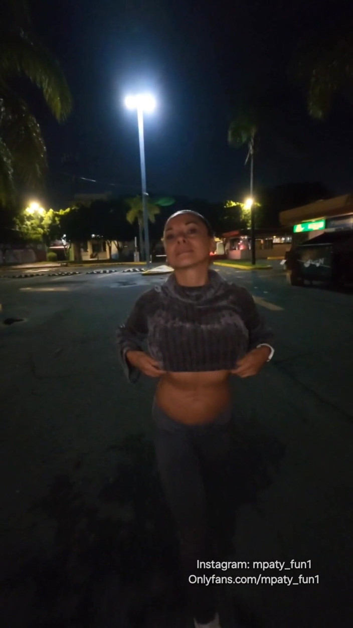 mpaty_fun1: Une chaudasse mexicaine exhibitionniste montre ses seins dans la rue