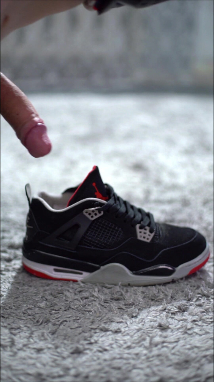 Sneakersmax98: ジョーダン・レトロIVスニーカーズとカミング・インサイドで演奏