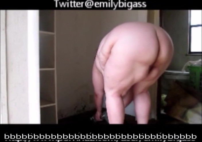 Fat Goddes: Lavorando nudo al lavoro viene beccato dal mio capo nudo