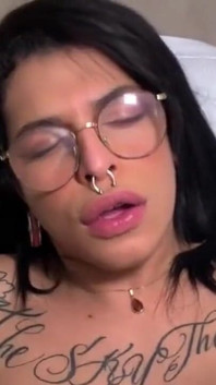 Dövmeli inek ve büyük penisli, poposunu Roludo'ya veriyor