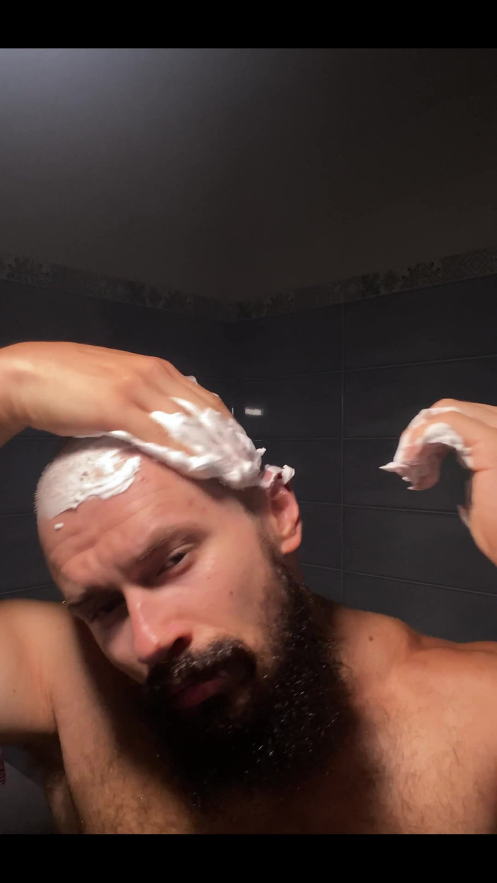 Mister Stone: Asmr video di me che mi raso la testa