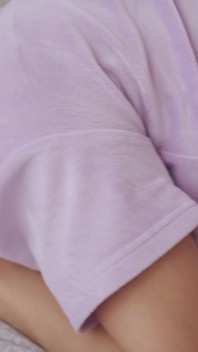 Harige blonde milf neukt zichzelf met een dildo op bed in een echte solo masturbatiescène