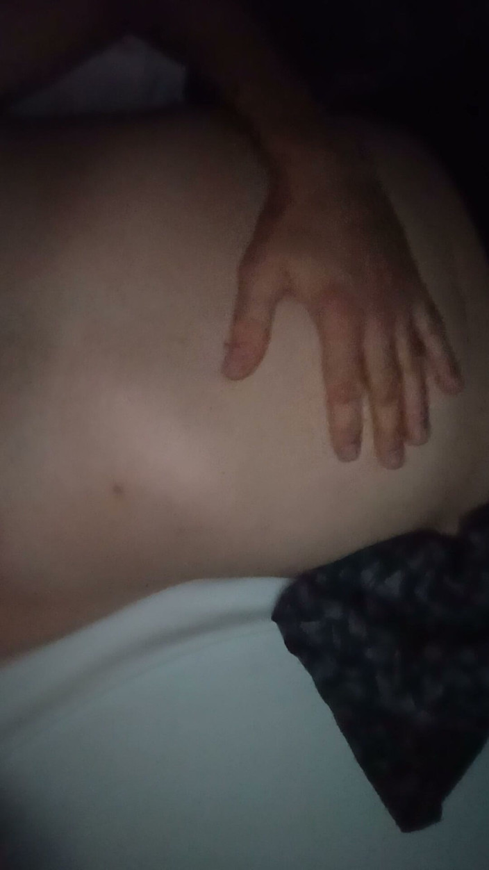 Hottieboy77: Chlapec s bolestí břicha si hladí břicho