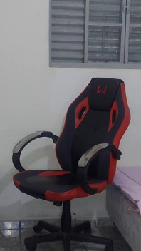 Adik tiri berganti baju di dekat saudara tirinya, dia akhirnya ngentot di kursi gamer.
