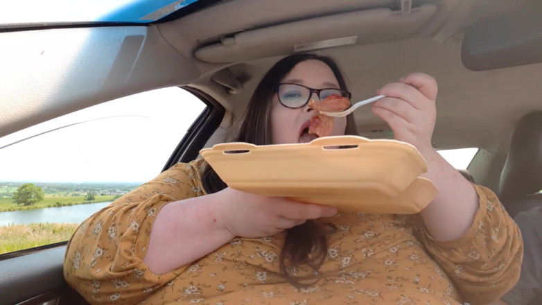 SSBBWLadyBrads: Mangiare cibo in macchina con l'amico