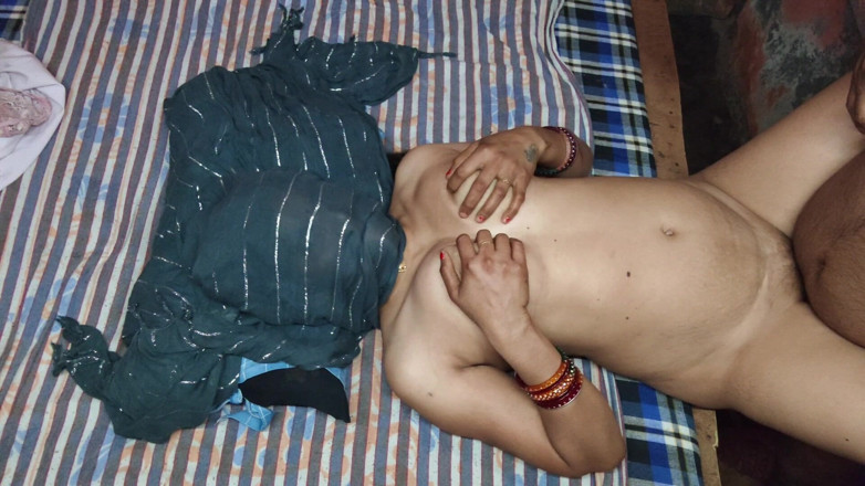 Madhu: Butyfull королева з великими цицьками madu deasi bhabi ne apne badye stan ka massage...