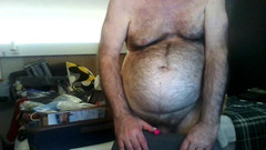 Coach Karl dude lodge: Trenér Karl stojí a předvádí svou kožešinu