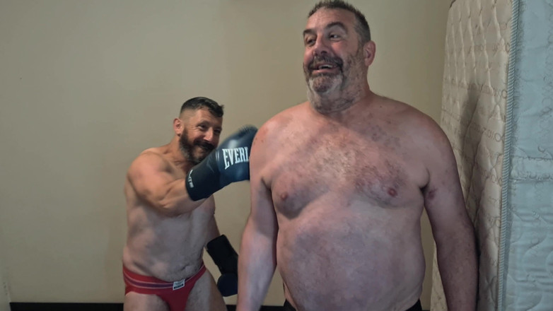 Punchbagplz: Silver Daddy Boxer Vs Gouine Wrestler: Desafío De Tiro Corporal (pequeño...