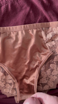 Éjaculation sur la culotte de ma femme 16