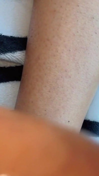 Masturbuje s mojí sexuální hračkou venku