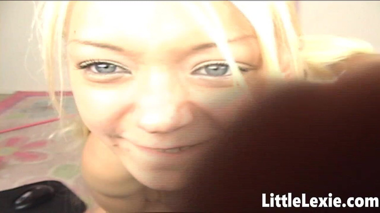 Little Lexie: मुझे अपनी कमसिन में इस गोल्फ क्लब को चिपकाते हुए देखें